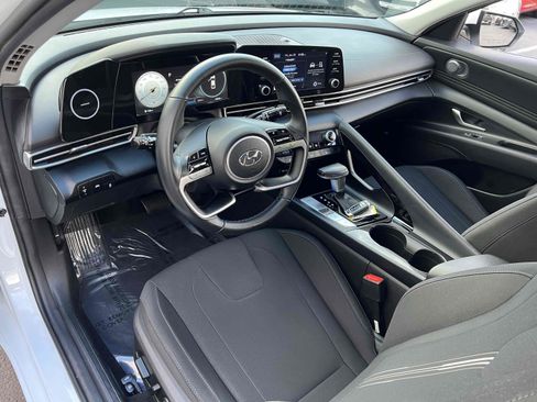 Used 2022 Hyundai Elantra SEL w/ Convenience + Premium Package image 3