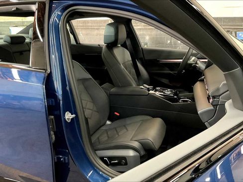 Used 2025 BMW i5 xDrive40 w/ Executive Package image 10