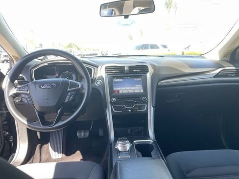 Used 2017 Ford Fusion SE w/ Fusion SE Technology Package FWD image 19