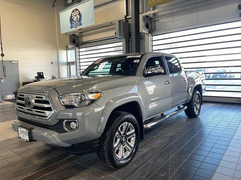 Used 2018 Toyota Tacoma Limited image 3