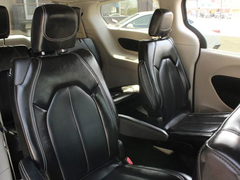 Used 2023 Chrysler Pacifica Touring-L FWD image 20