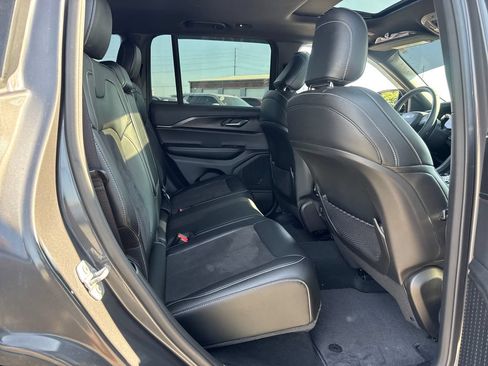 Used 2025 Jeep Grand Cherokee Altitude AWD/4WD image 12