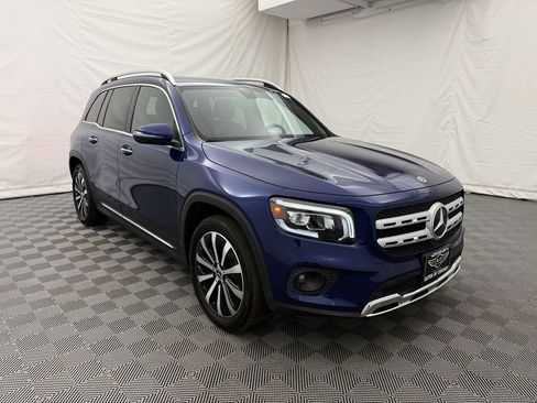 Used 2021 Mercedes-Benz GLB 250 4MATIC w/ Premium Package image 4