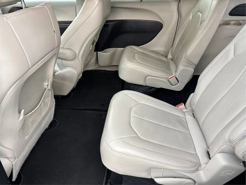 Used 2017 Chrysler Pacifica Touring-L w/ Tire & Wheel Group FWD image 14