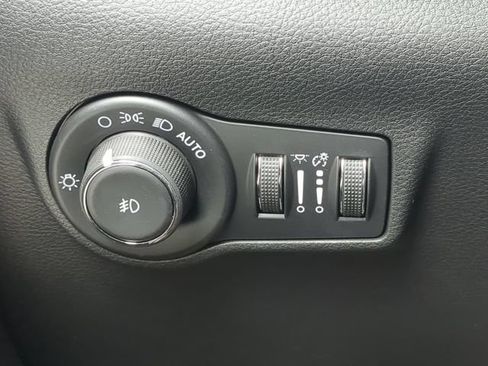 Used 2025 Jeep Compass Trailhawk w/ Trailhawk Convenience Group AWD/4WD image 26