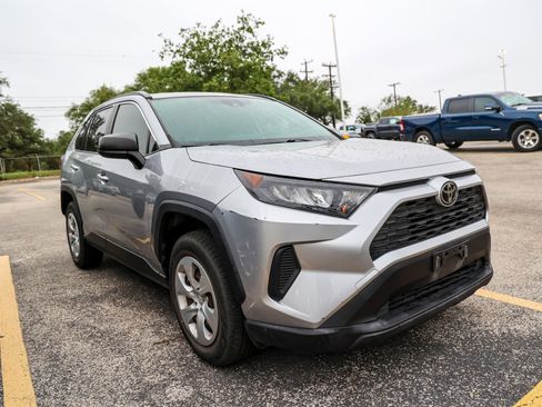 Used 2019 Toyota RAV4 LE FWD image 6
