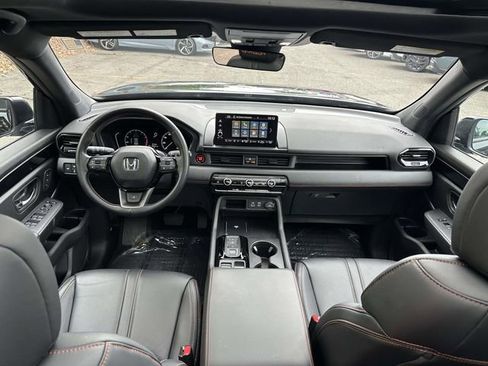 Used 2025 Honda Pilot TrailSport image 12