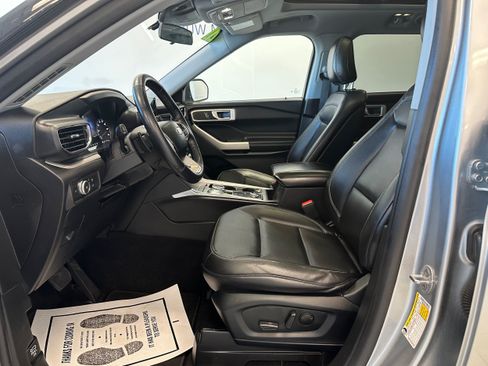 Used 2020 Ford Explorer XLT w/ Equipment Group 202A AWD/4WD image 11