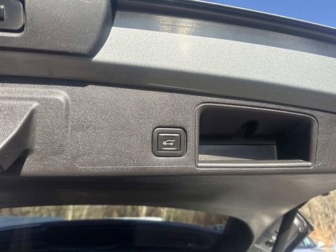 Used 2023 GMC Terrain SLT image 8