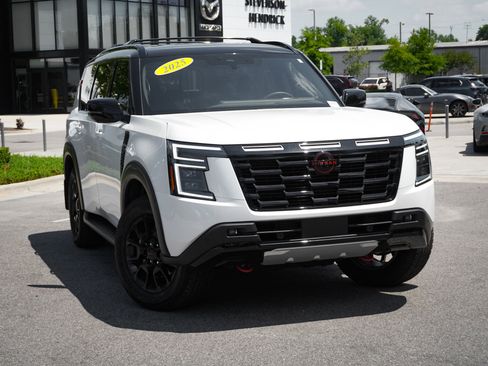Used 2025 Nissan Armada PRO-4X AWD/4WD image 2