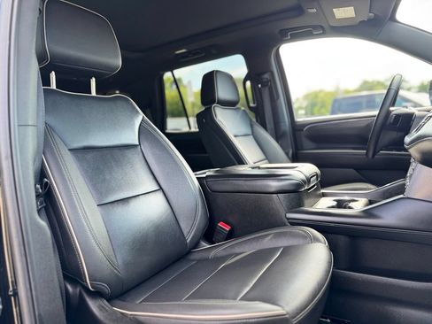 Used 2024 GMC Yukon SLT w/ SLT Luxury Package AWD/4WD image 12