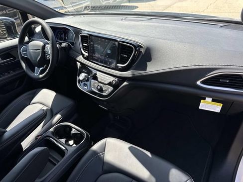 New 2027 Chrysler Pacifica Select AWD/4WD image 14