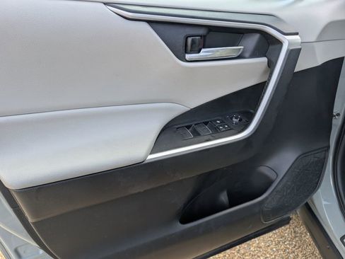 Used 2021 Toyota RAV4 XLE Premium image 14