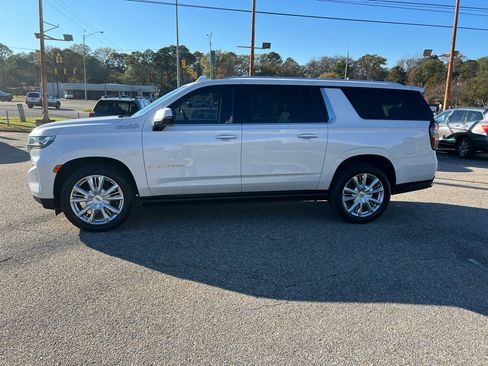 Used 2021 Chevrolet Suburban High Country w/ Premium Package image 13