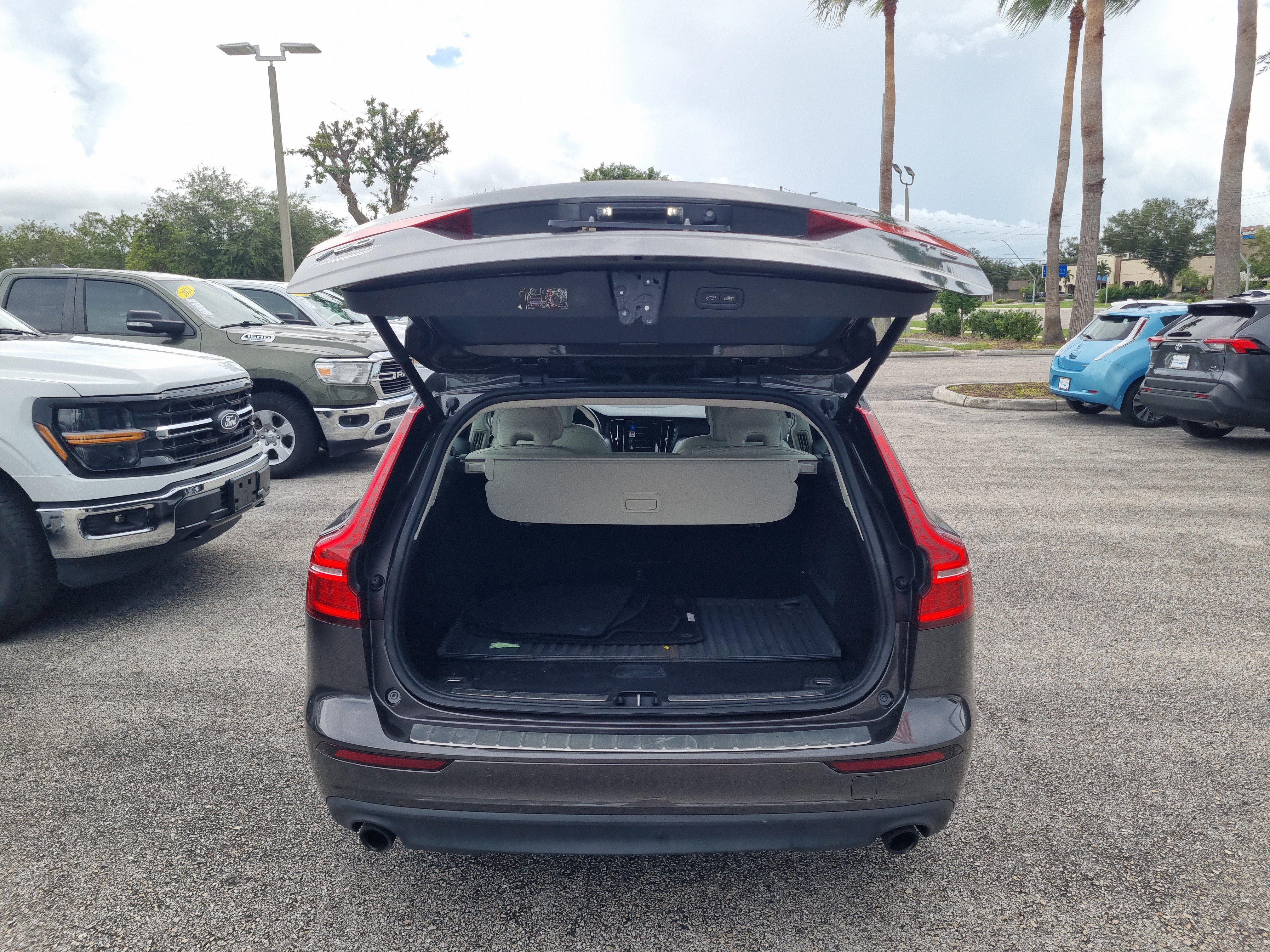 Used 2020 Volvo V60 T5 Momentum FWD image 12