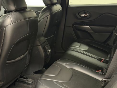 Used 2019 Jeep Cherokee Latitude Plus image 14