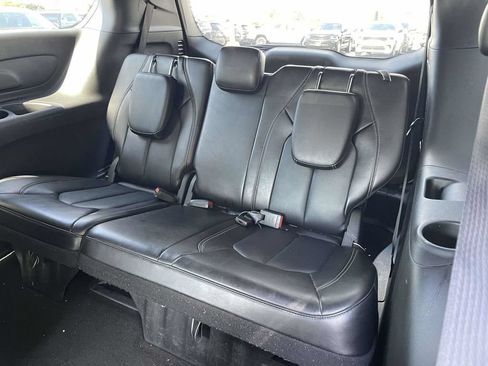 Certified 2025 Chrysler Pacifica Select FWD image 17