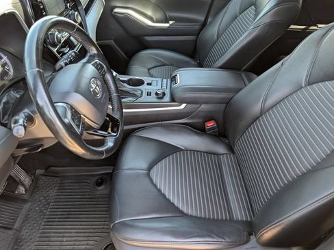 Used 2021 Toyota Highlander XSE AWD/4WD image 15