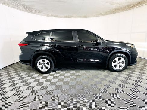 Used 2023 Toyota Highlander LE AWD/4WD image 2