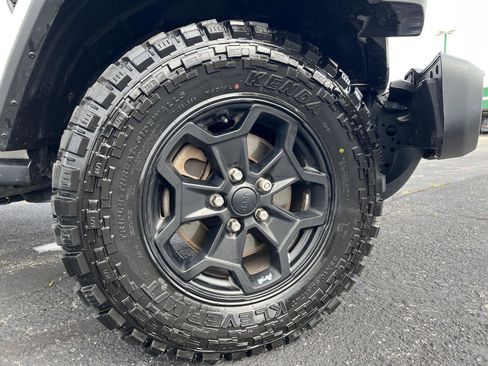 Used 2021 Jeep Gladiator Willys image 2