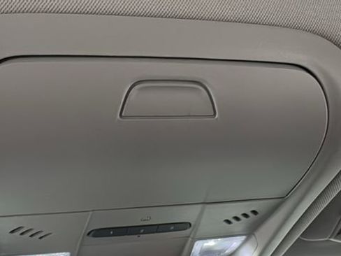 Used 2024 GMC Terrain SLT image 32