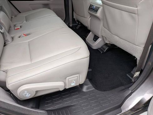 Used 2018 Toyota Highlander XLE AWD/4WD image 18