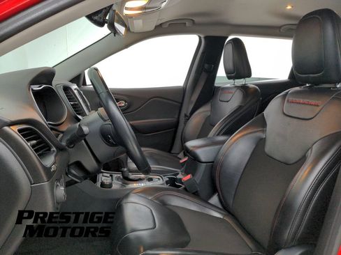Used 2019 Jeep Cherokee Trailhawk w/ Cold Weather Group AWD/4WD image 18