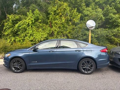 Used 2018 Ford Fusion SE w/ Equipment Group 601A FWD image 2