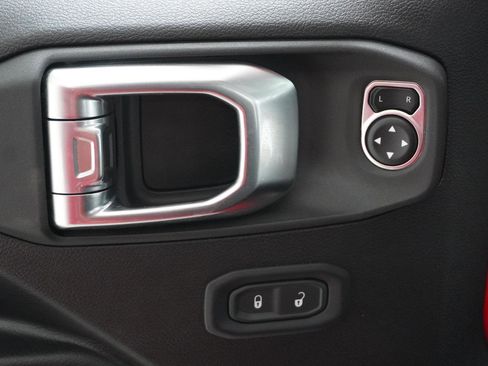 Used 2025 Jeep Wrangler Rubicon image 13