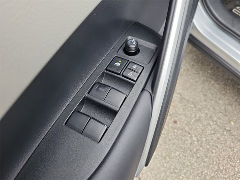 Used 2026 Toyota Corolla Cross LE image 14