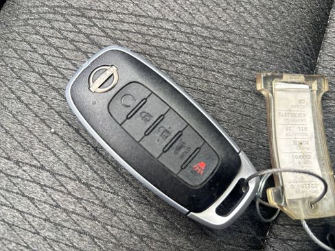 Used 2025 Nissan Rogue SV AWD/4WD image 27