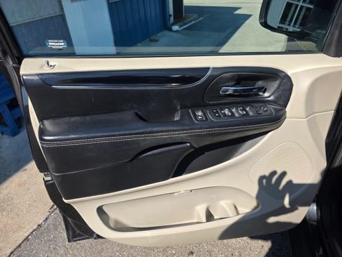Used 2019 Dodge Grand Caravan SXT FWD image 11