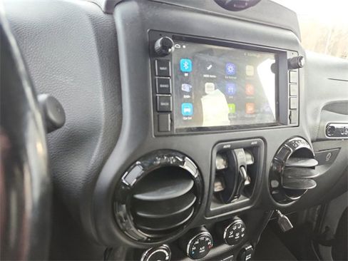 Used 2015 Jeep Wrangler Unlimited Sahara image 23