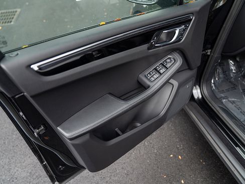 Certified 2025 Porsche Macan image 16