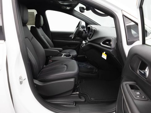 New 2026 Chrysler Pacifica Select FWD image 24