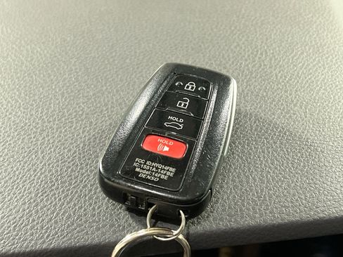 Used 2019 Toyota Avalon Limited image 29