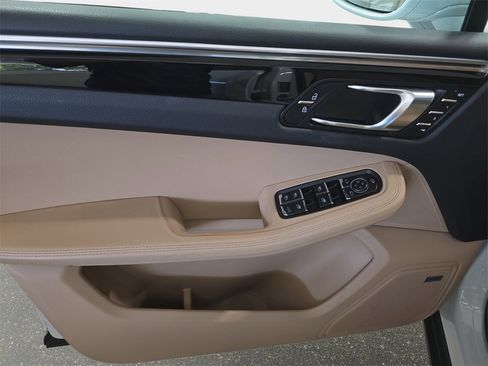 Used 2022 Porsche Macan image 26
