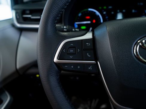 Used 2025 Toyota Sienna XLE FWD image 35
