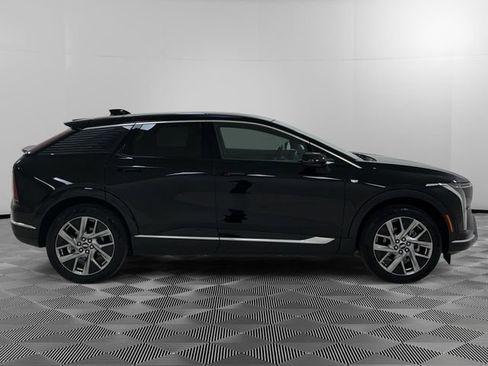 Certified 2025 Cadillac Optiq Luxury 2 w/ LPO, Floor Liner Package AWD/4WD image 6