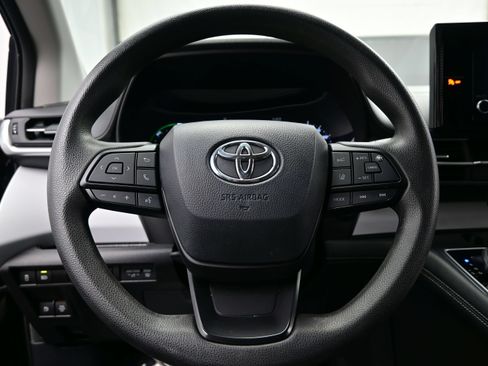 Used 2025 Toyota Sienna LE FWD image 24