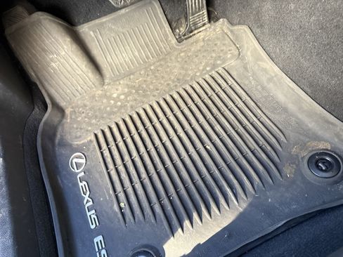 Certified 2025 Lexus ES 350 w/ Premium Package image 17