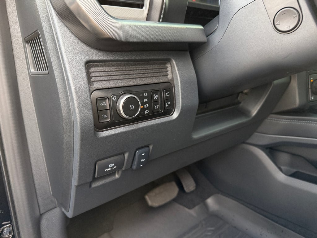 Used 2025 Ford F350 Platinum w/ FX4 Off-Road Package AWD/4WD image 19