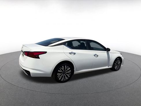 Used 2025 Nissan Altima 2.5 SV FWD image 14