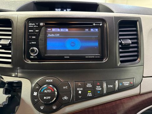 Used 2014 Toyota Sienna XLE w/ Entertainment Package FWD image 18