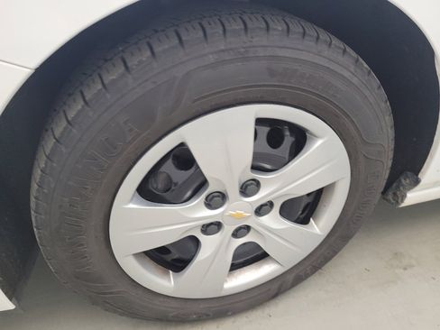 Used 2017 Chevrolet Cruze LS FWD image 31