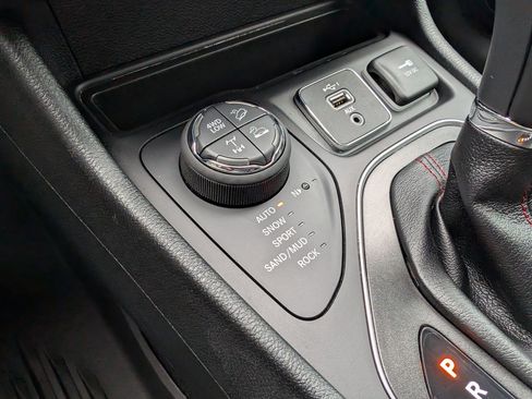 Used 2022 Jeep Cherokee Trailhawk image 30