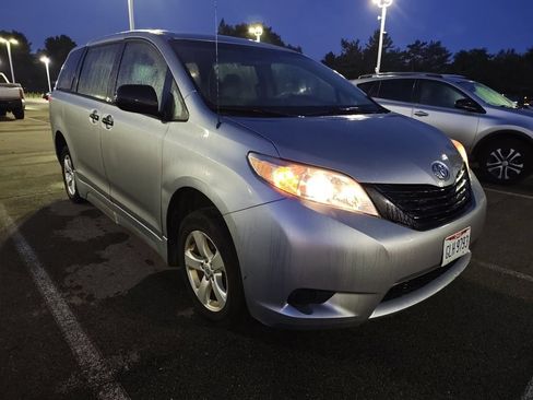 Used 2014 Toyota Sienna L FWD image 3