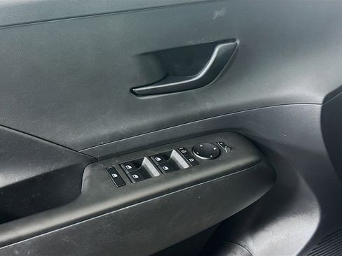 Used 2025 Hyundai Kona SE image 15