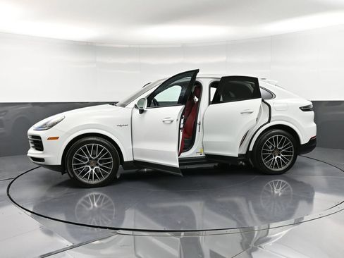 Certified 2022 Porsche Cayenne E-Hybrid Coupe image 38