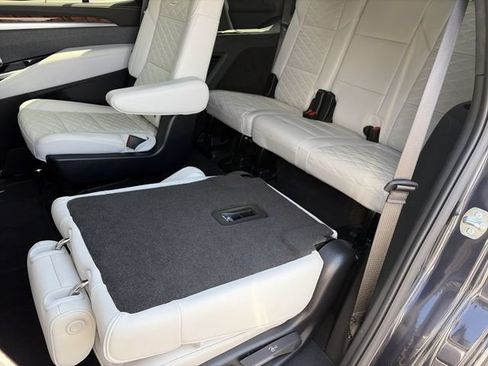 Used 2025 Cadillac Escalade Sport Platinum w/ LPO, Floor Liner Package AWD/4WD image 33